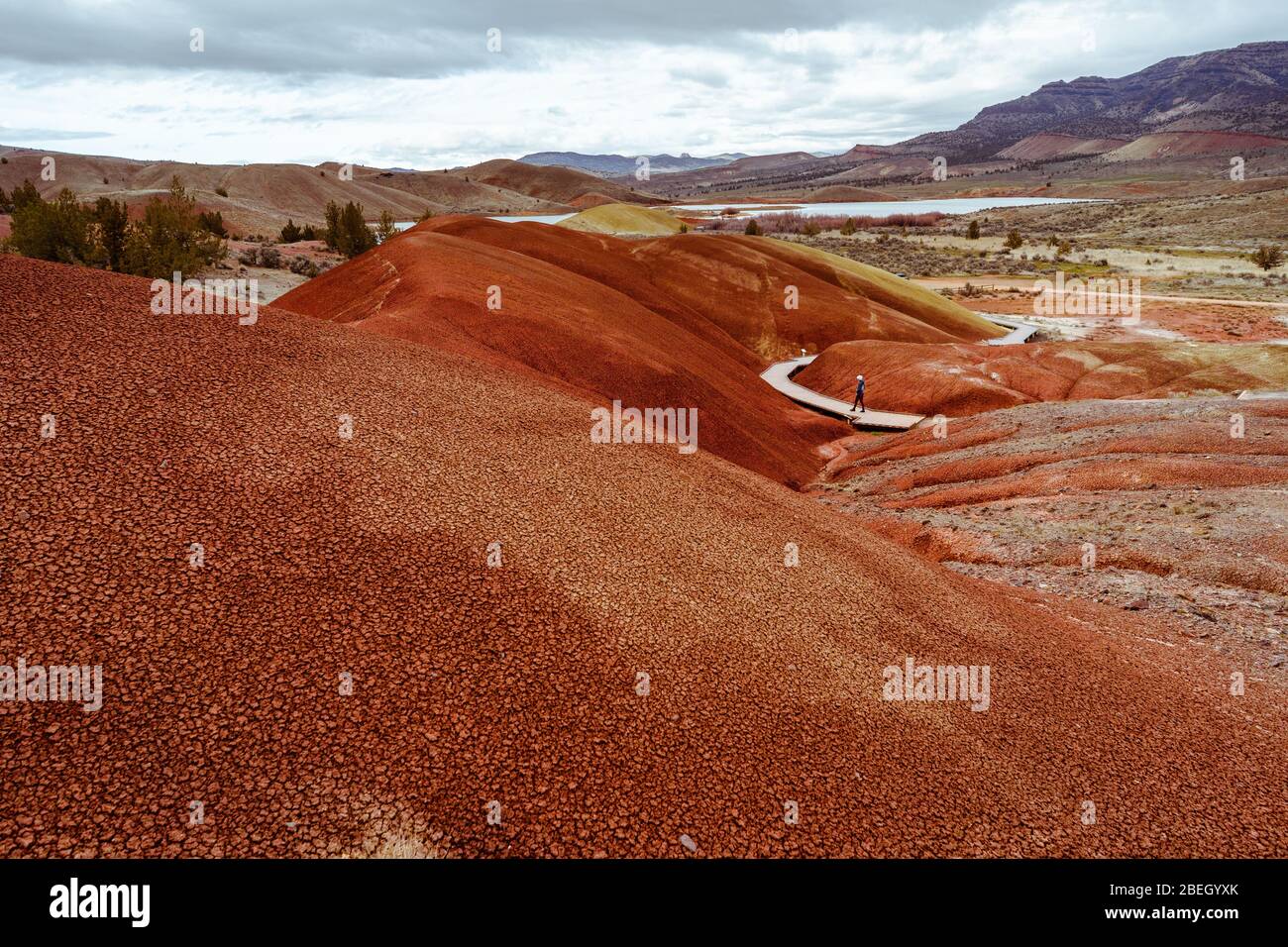 Weite Aussicht auf die Frau, die auf der Promenade in Painted Hills spazieren geht Stockfoto