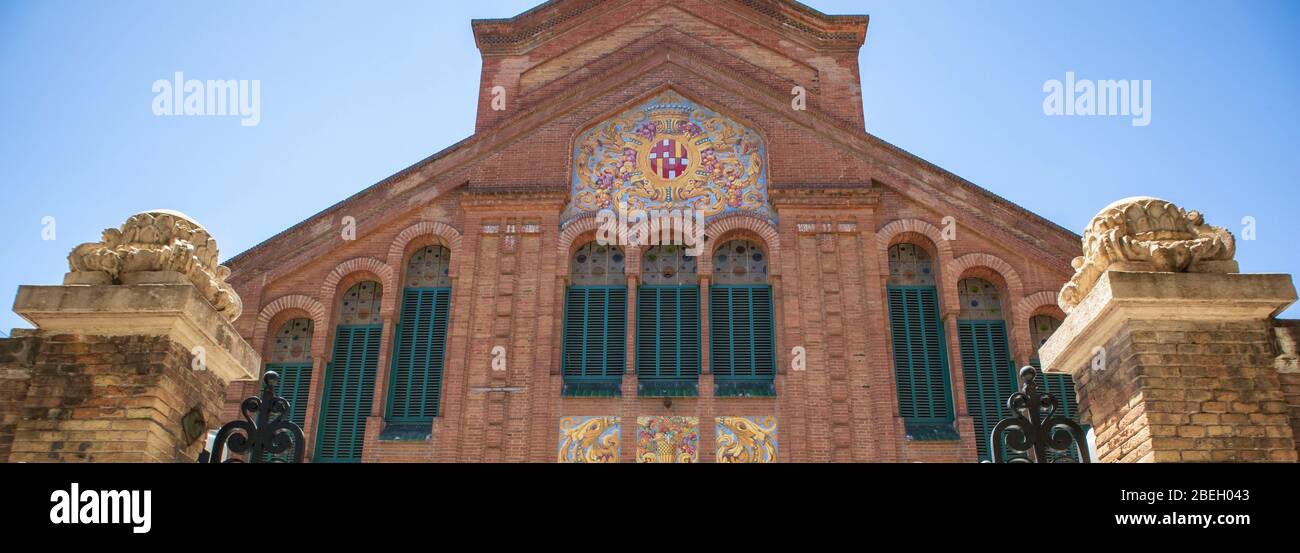 Fassade mit seinen Details eines Marktes in der Stadt Barcelona Stockfoto