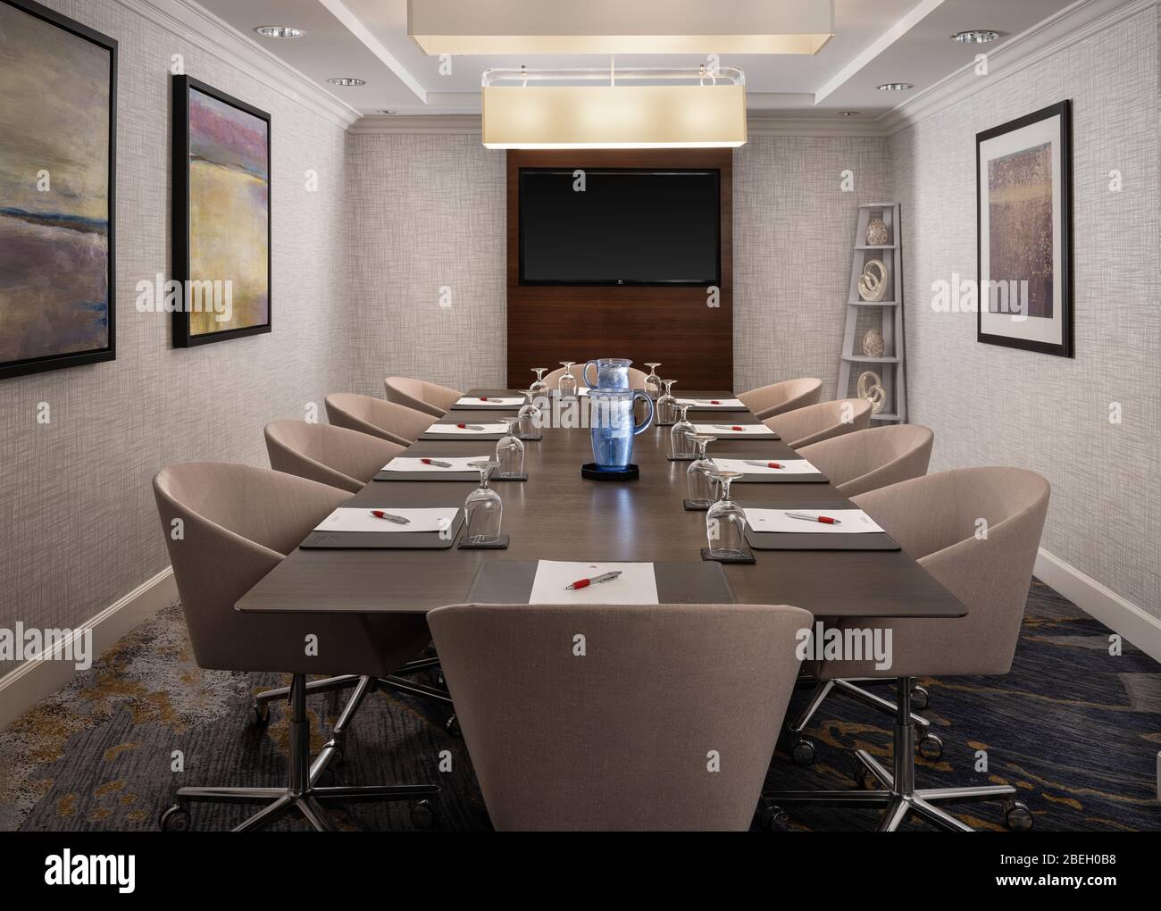 Ein Business-Sitzungsraum mit 10 Stühlen um einen Tisch Stockfoto