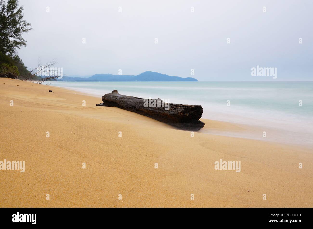 Es gibt einen abgelegenen Strand im Norden der Insel Phuket, die Aussicht ist erstaunlich. Weite offene unbewohnte Ort, so dass selten Menschen, um sie zu besuchen Stockfoto