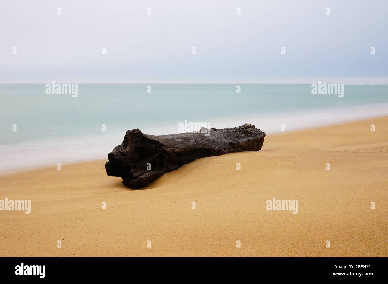 Es gibt einen abgelegenen Strand im Norden der Insel Phuket, die Aussicht ist erstaunlich. Weite offene unbewohnte Ort, so dass selten Menschen, um sie zu besuchen Stockfoto