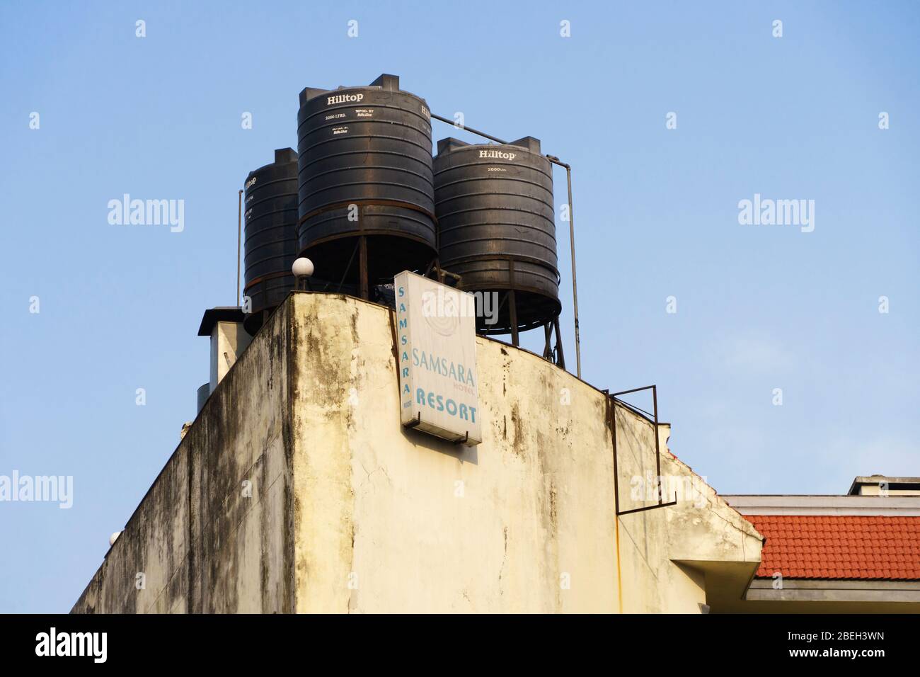 2000 Liter Wassertanks auf dem Dach eines Hotels in Kathmandu, Nepal. Stockfoto