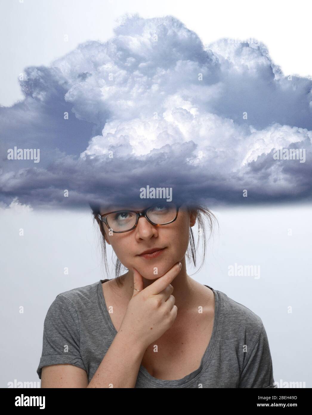 Frau mit Kopf in den Wolken Stockfoto