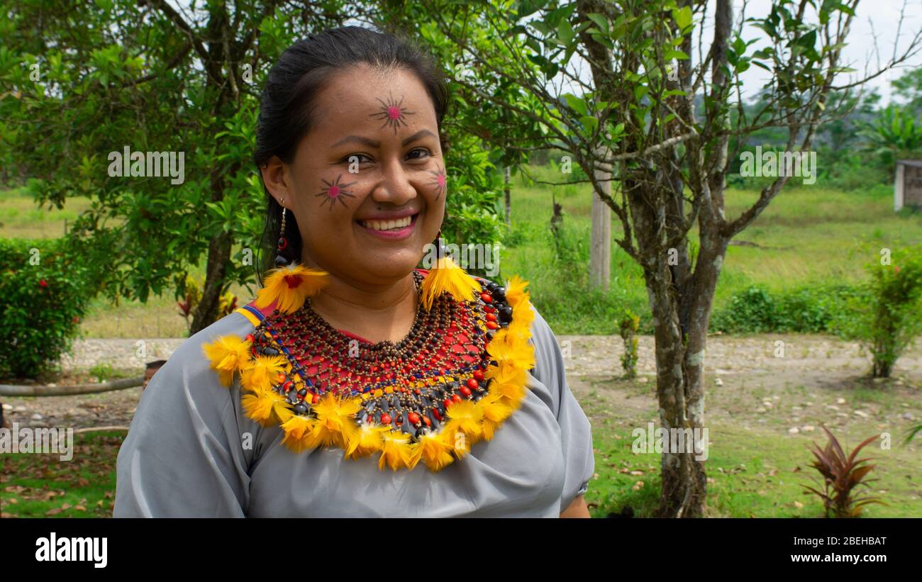 Frau der Cofan-Volksgruppe lächelt in traditioneller Kleidung in der Gemeinde Cofan Dureno am Rande des Aguarico-Flusses Stockfoto