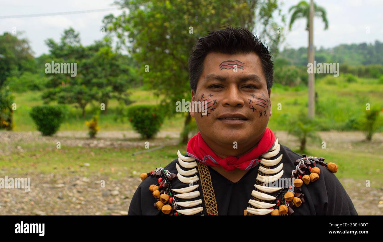 Cofan ethnischen Mann lächelt mit traditioneller Kleidung in der Cofan Dureno Jahrtausend Gemeinde am Rande des Aguarico Fluss Stockfoto