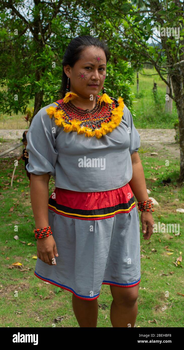 Cofan Ethnische Frau, die in traditioneller Kleidung in der Gemeinde Cofan Dureno Millennium am Rande des Aguarico Flusses Stockfoto