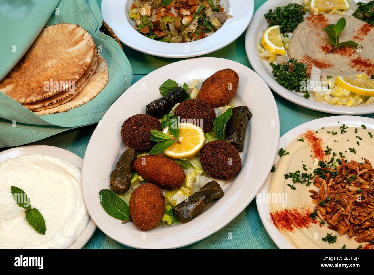 Verschiedene Speisen aus dem Mittleren Osten, darunter Falafel, Humus, Pita Bread, Fleisch von James D Coppinger/Dembinsky Photo Assoc Stockfoto