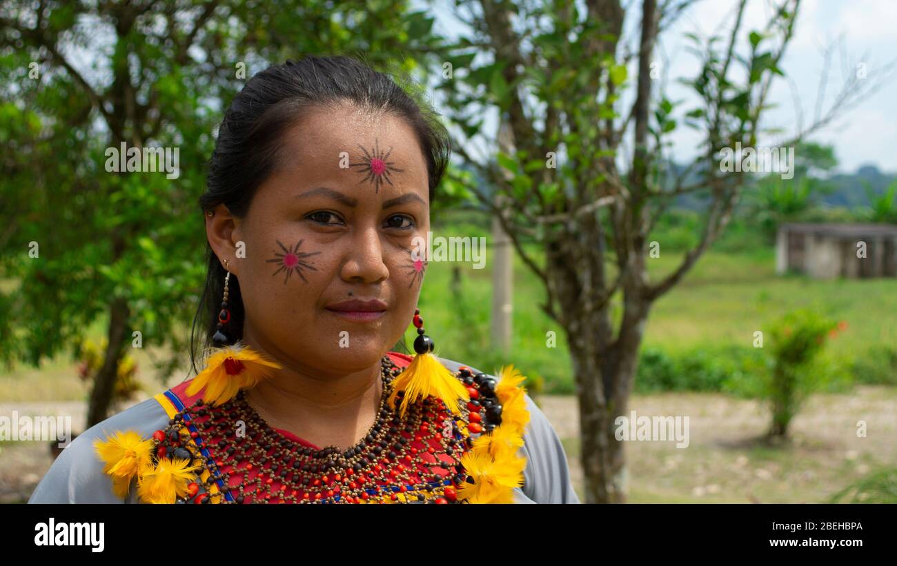 Cofan ethnische Frau in traditioneller Kleidung mit Halskette und Ohrringe mit Samen und Federn in der Cofan Dureno Gemeinschaft geschmückt Stockfoto