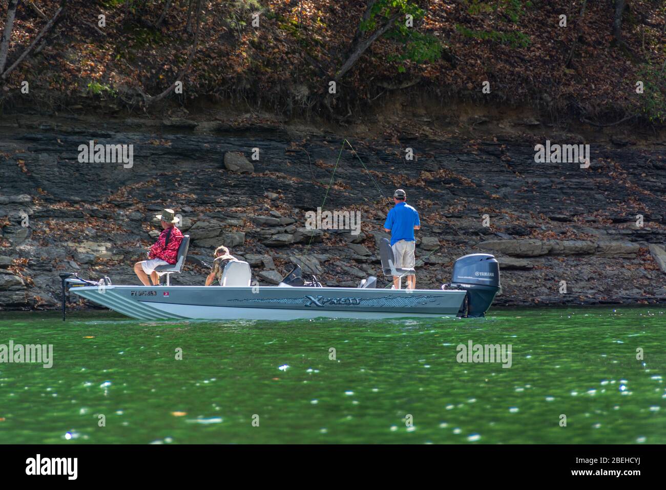 Männer, die von einem Boot in Dale Hollow Lake in Kentucky fischen Stockfoto