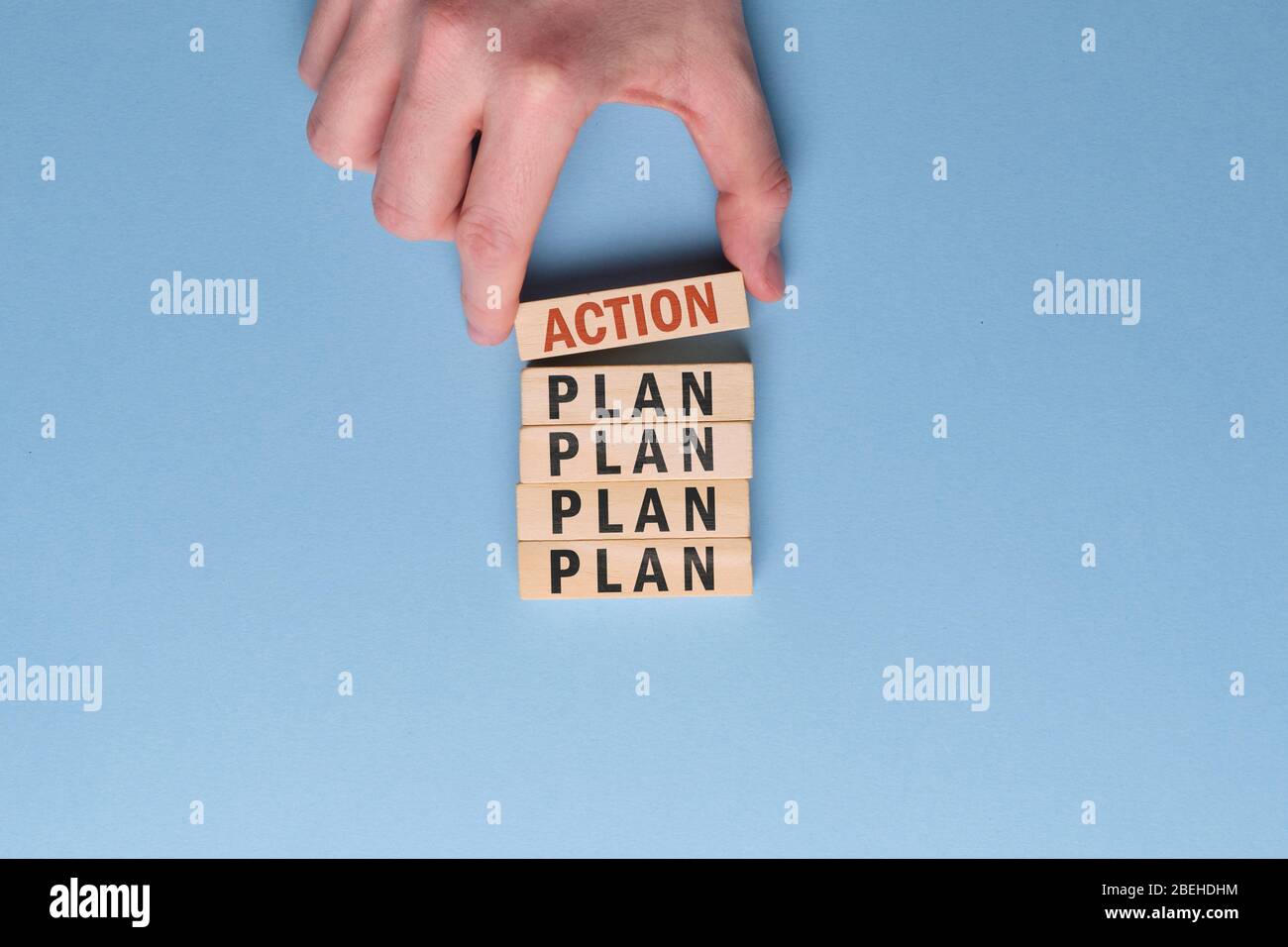 Aktivierungskonzept - Hand hält Holzblock mit der Inschrift auf blauem Hintergrund. Nahaufnahme. Stockfoto