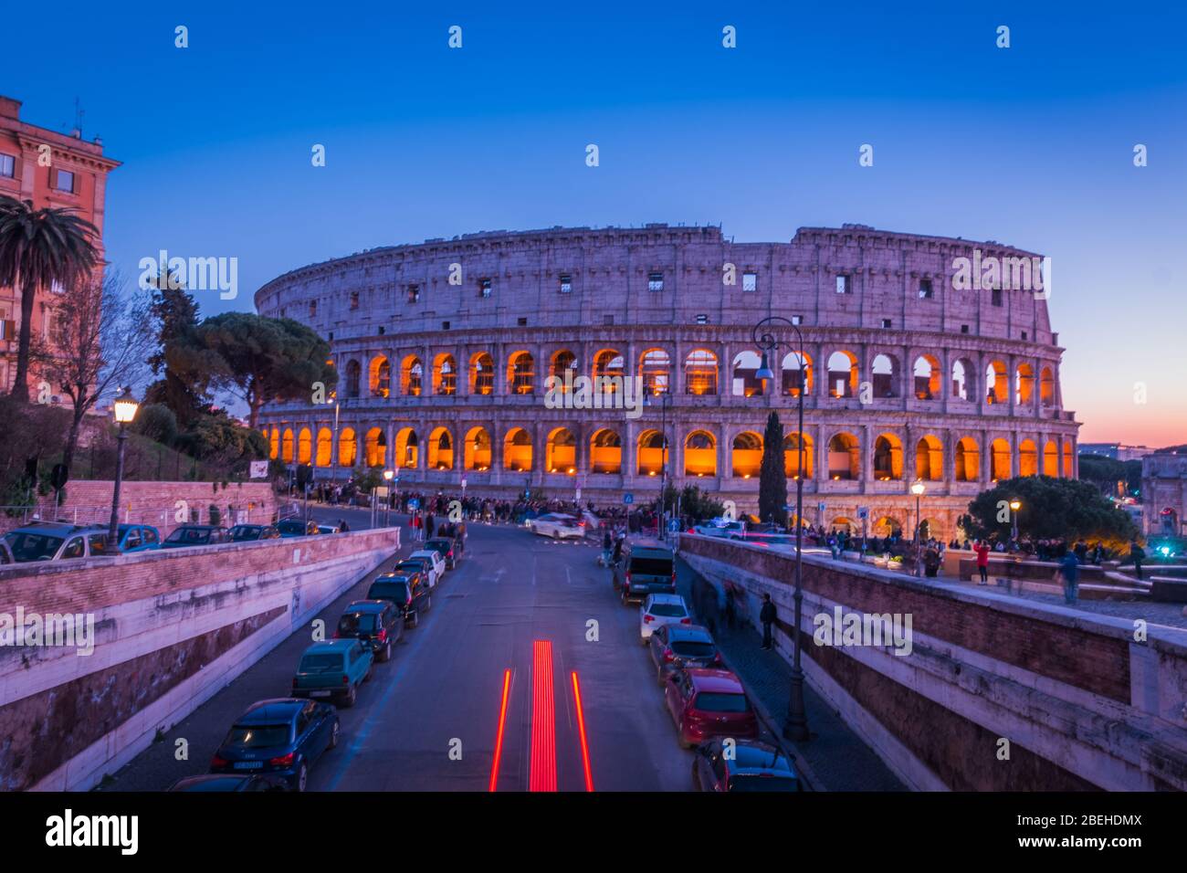 Kolosseum in Rom in der Nacht vor der COVID-19-Pandemie Stockfoto