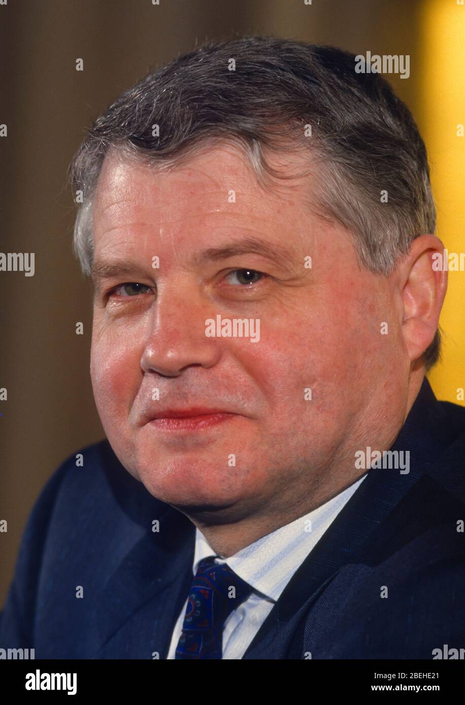 CARACAS, VENEZUELA, FEBRUAR 1988: Dr. Luc Antoine Montagnier, französischer Mitentdecker des HIV-Virus, bei der Konferenz. Stockfoto