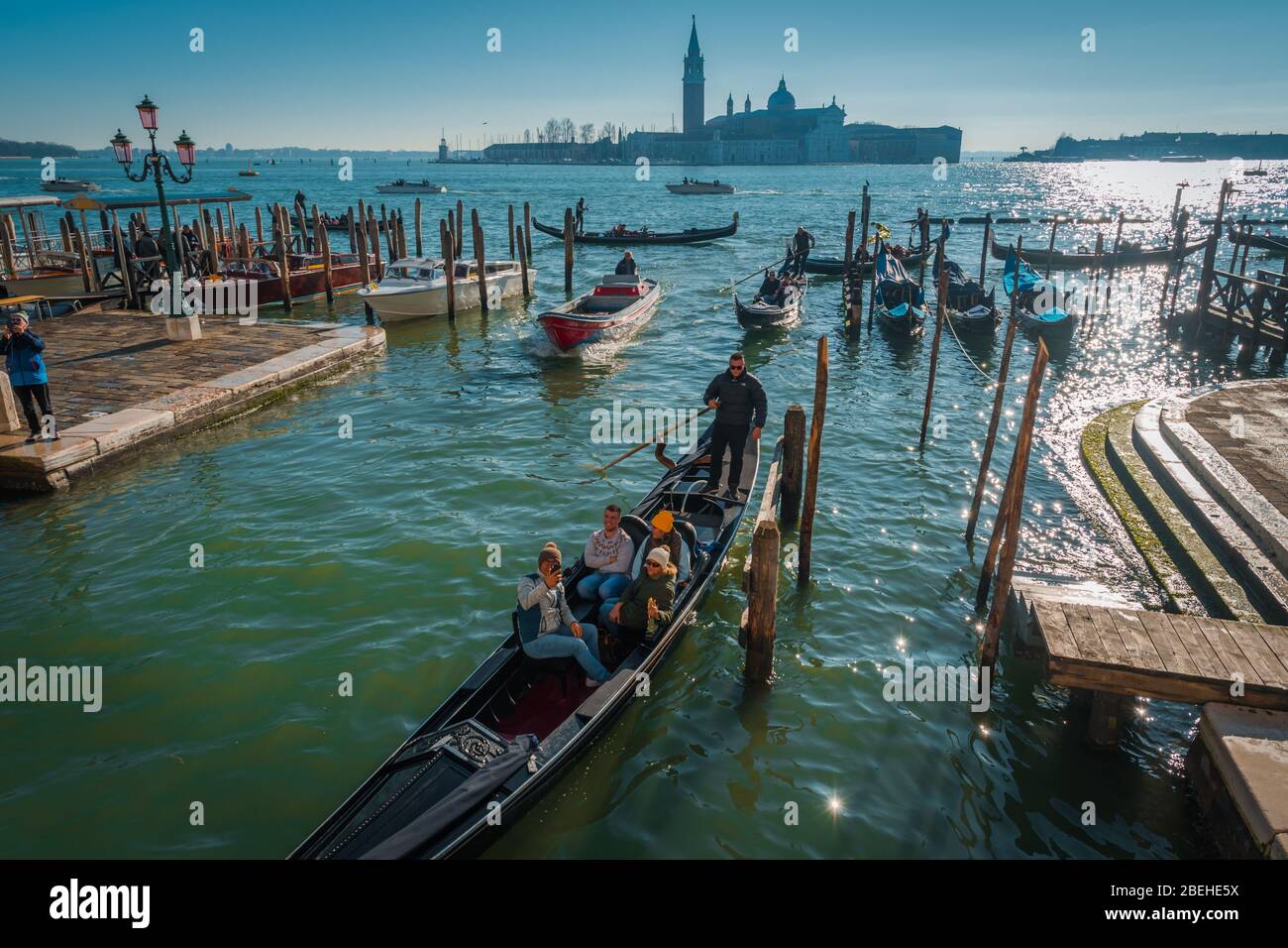 VENEDIG, VENETIEN / ITALIEN - DEZEMBER 26 2019: Blick auf die Kanäle Venedigs vor der COVID-19-Epidemie Stockfoto