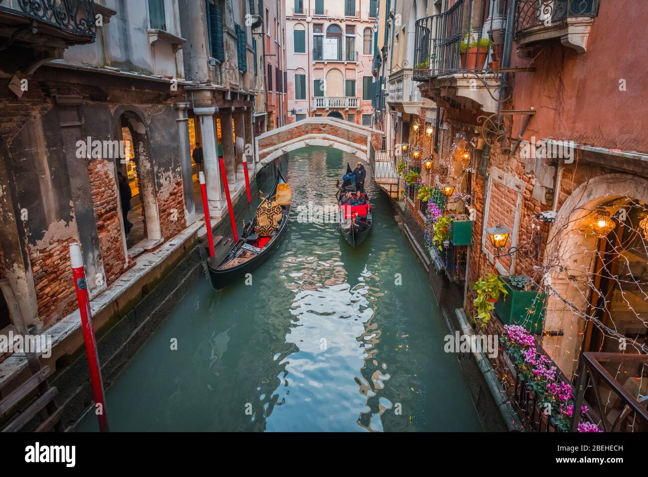 VENEDIG, VENETIEN / ITALIEN - DEZEMBER 26 2019: Blick auf die Straßen Venedigs vor der COVID-19-Epidemie Stockfoto