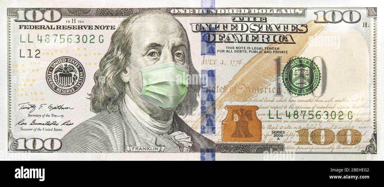 Ein hundert Dollar-Schein mit Gesichtsmaske aufgrund der covid-19 Stockfoto