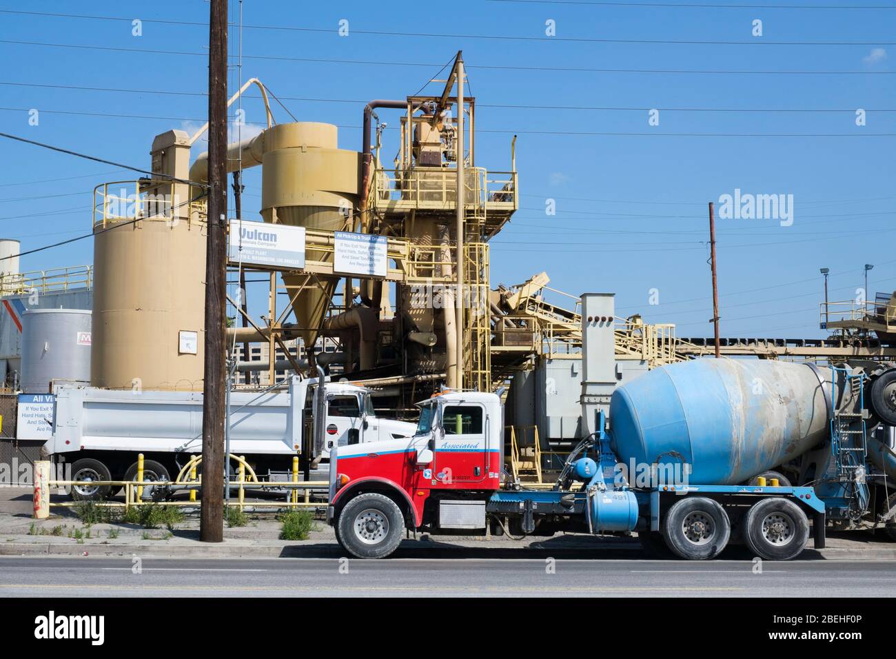 Zementwerk, Industriegebiet. East Los Angeles in der Nähe des LA River. Los Angeles, Kalifornien, Vereinigte Staaten von Amerika Stockfoto