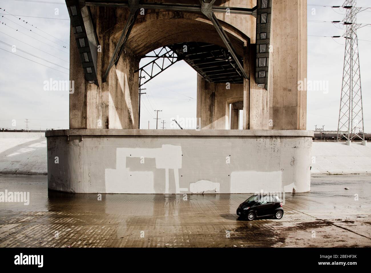 Ein Auto im Los Angeles River, Downtown Los Angeles, Kalifornien, USA Stockfoto