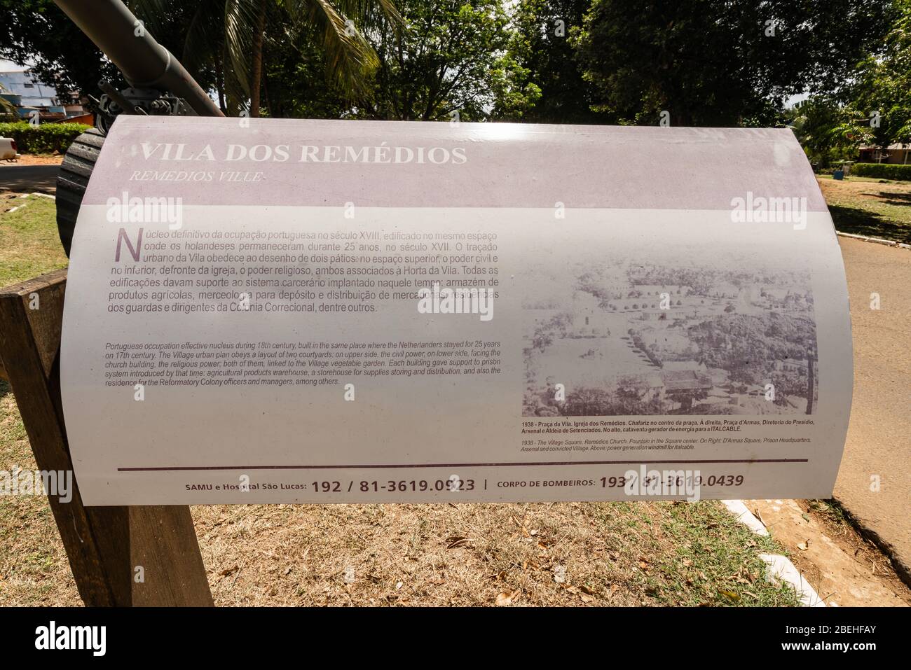 Fernando de Noronha, Pernambuco, Brasilien - Juli, 2019 - Schild mit Informationen über Vila dos Remedios bei Fernando de Noronha, ein UNESCO-Weltkulturerbe s Stockfoto