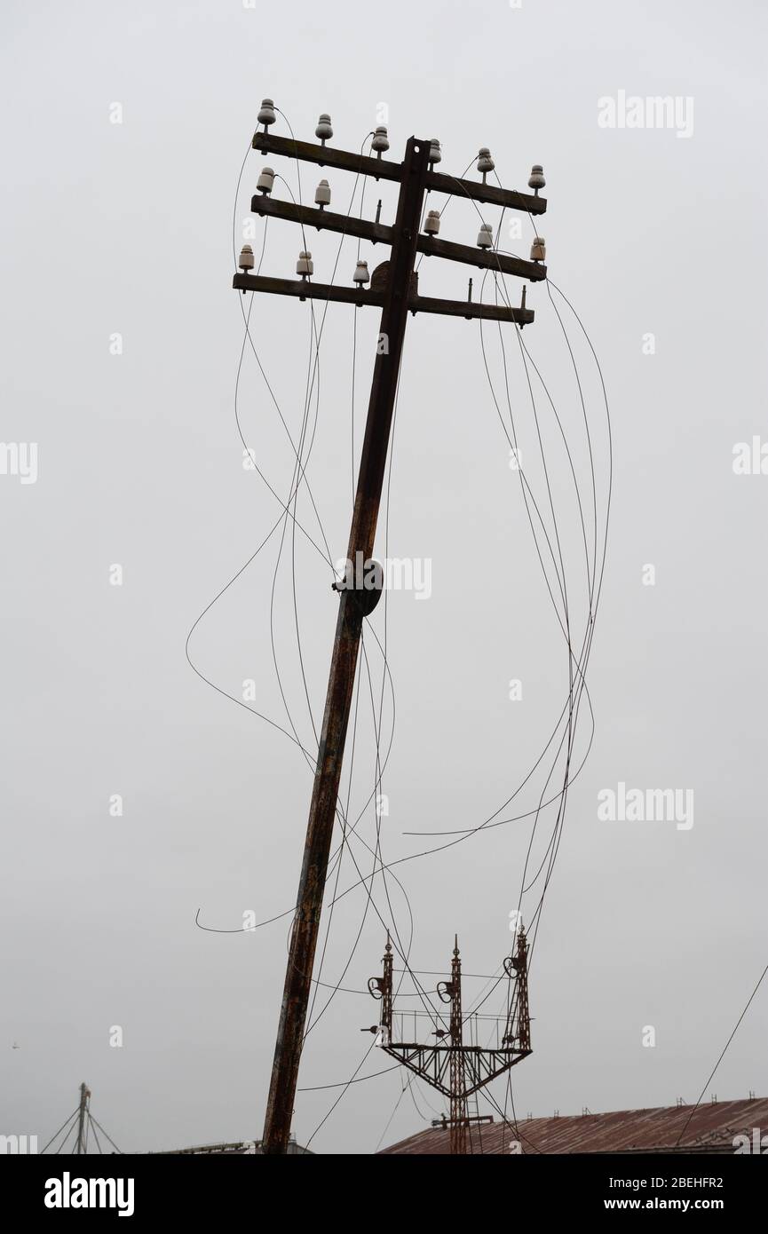 Gebrochene Pole und verlassene Bahnschilder in Argentinien Stockfoto
