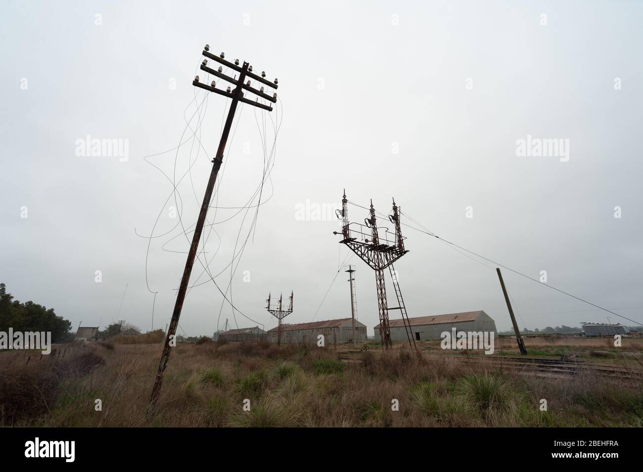 Gebrochene Pole und verlassene Bahnschilder in Argentinien Stockfoto