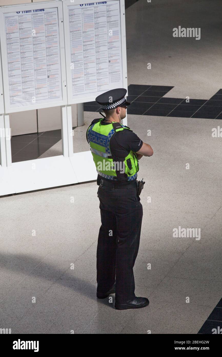 Britische Verkehrspolizei am Bahnhof Carlisle Stockfoto