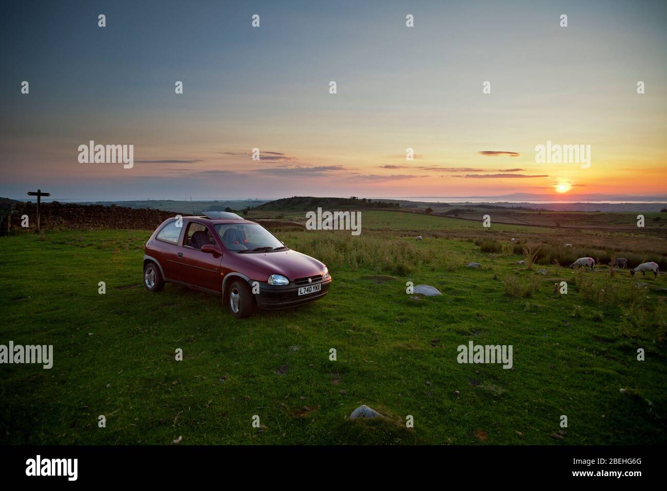 1993 L Registrierung Burgund 3-türige Heckklappe Vauxhall / Opel Corsa Auto bei Sonnenuntergang Stockfoto