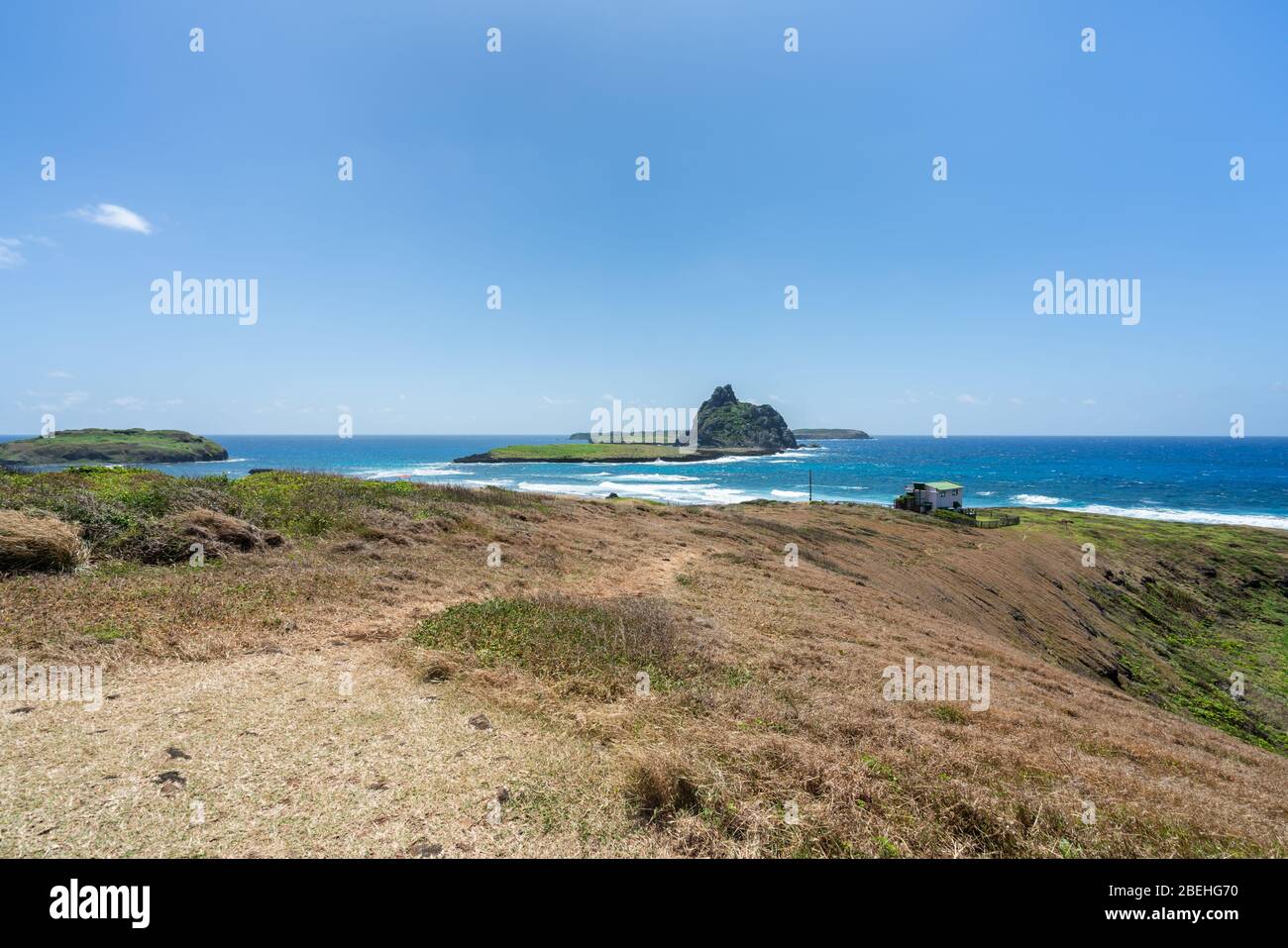 Schöne Aussicht auf Sela Gineta Insel bei Fernando de Noronha, ein UNESCO-Weltkulturerbe, Pernambuco, Brasilien, Juli 2019 Stockfoto