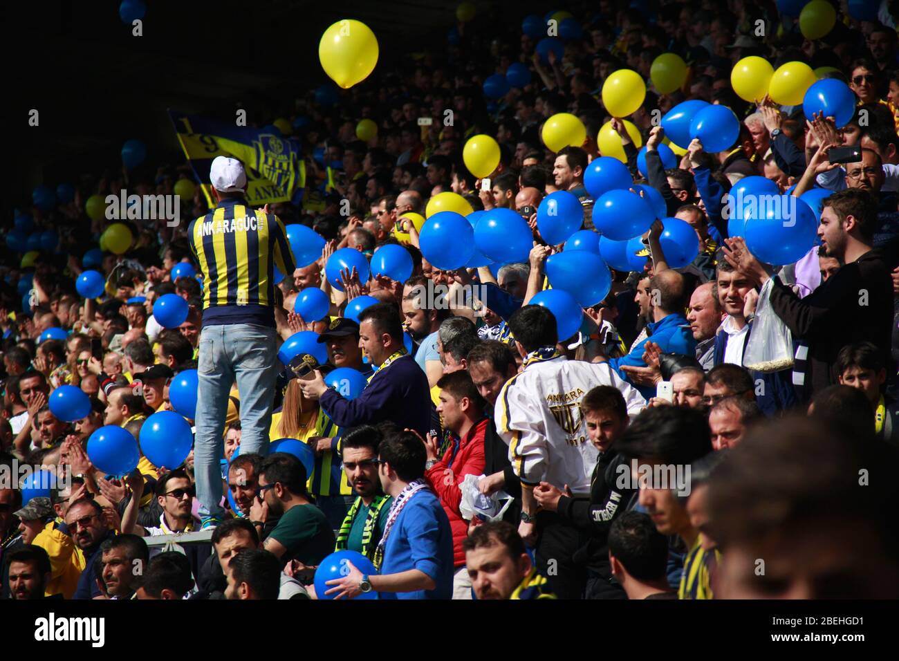 Ankara/Türkei - 05.03.2017 :Menge von Fußballfans mit Ballonen im Stadion Stockfoto