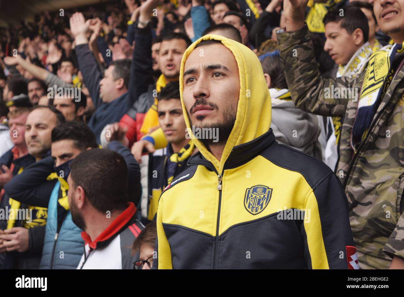 Ankara/Türkei - 05.03.2017 :EIN Fußballfan im Hoodie sieht besorgt aus in Tribüne Stockfoto