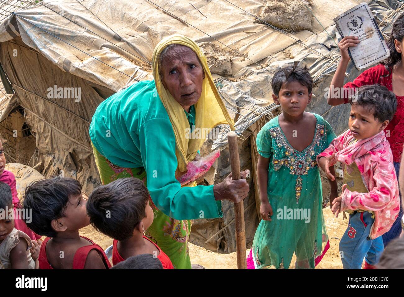 Rohingya Ältere Frau mit Kindern in einem Flüchtlingslager, südlich von Cox's Bazar nahe der Grenze zu Myanmar. Stockfoto
