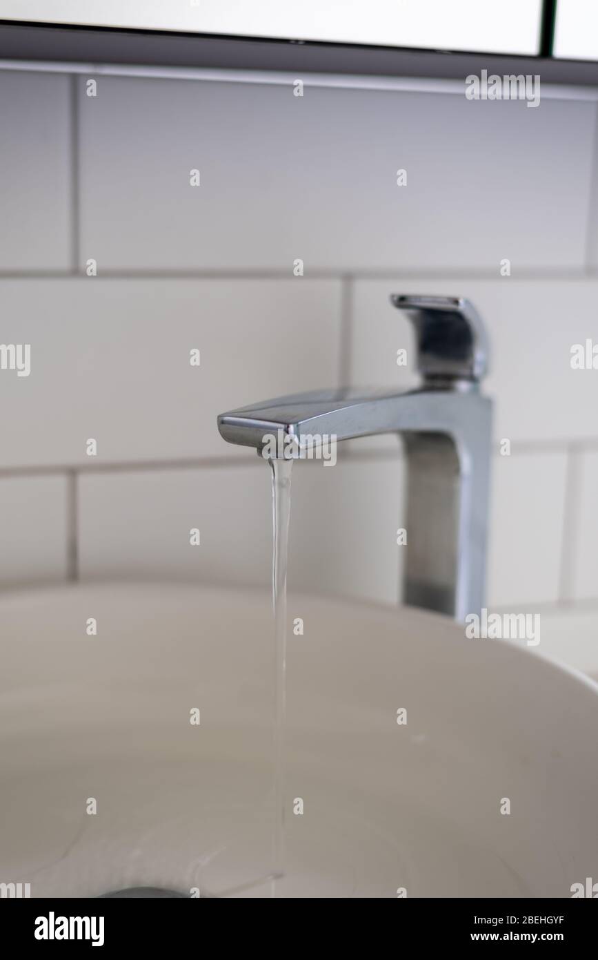 Schüssel und Wasserhahn im modernen Badezimmer Stockfoto