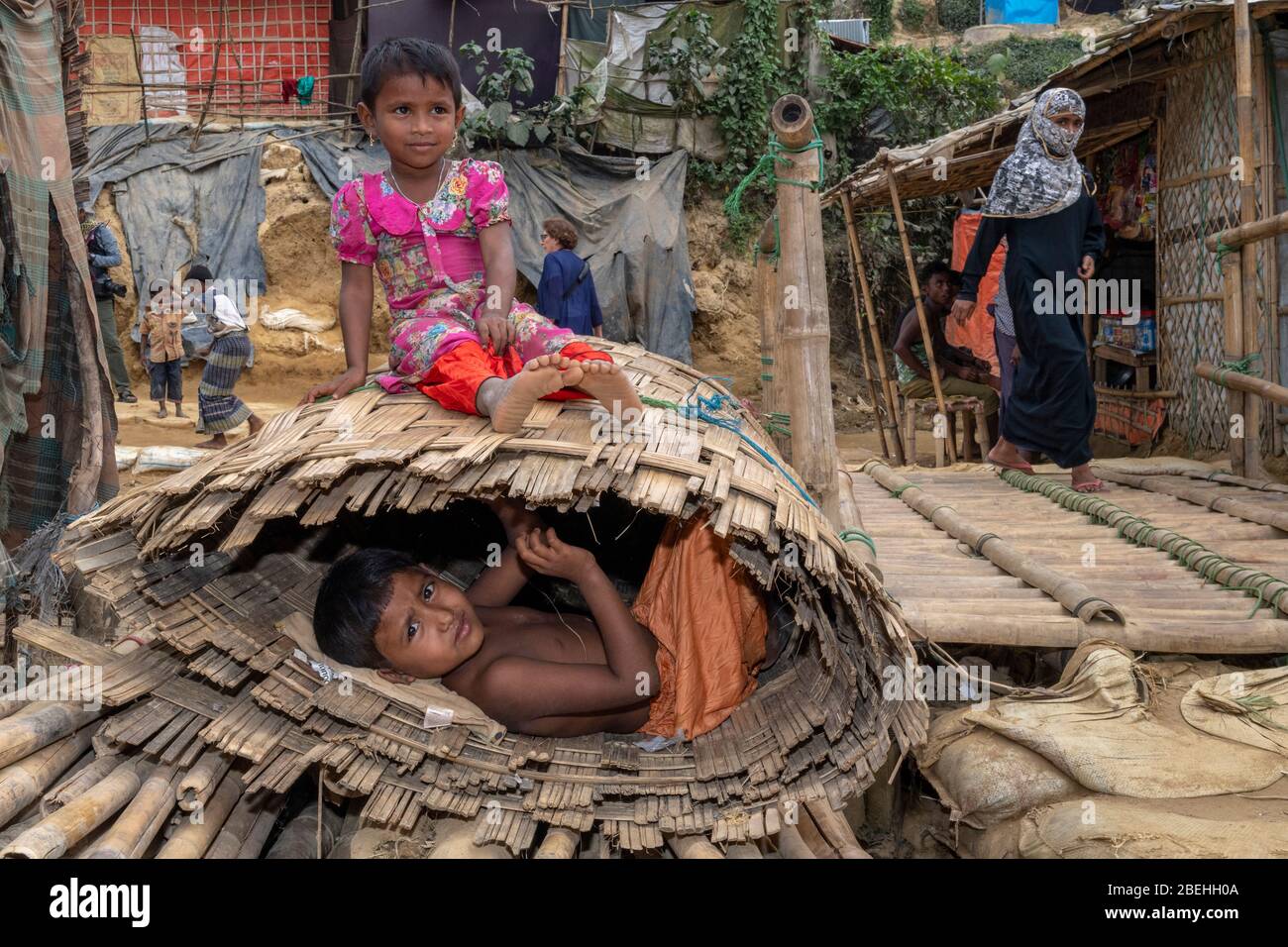 Rohingya Kinder spielen in einem Flüchtlingslager, südlich von Cox's Bazar nahe der Grenze zu Myanmar. Stockfoto