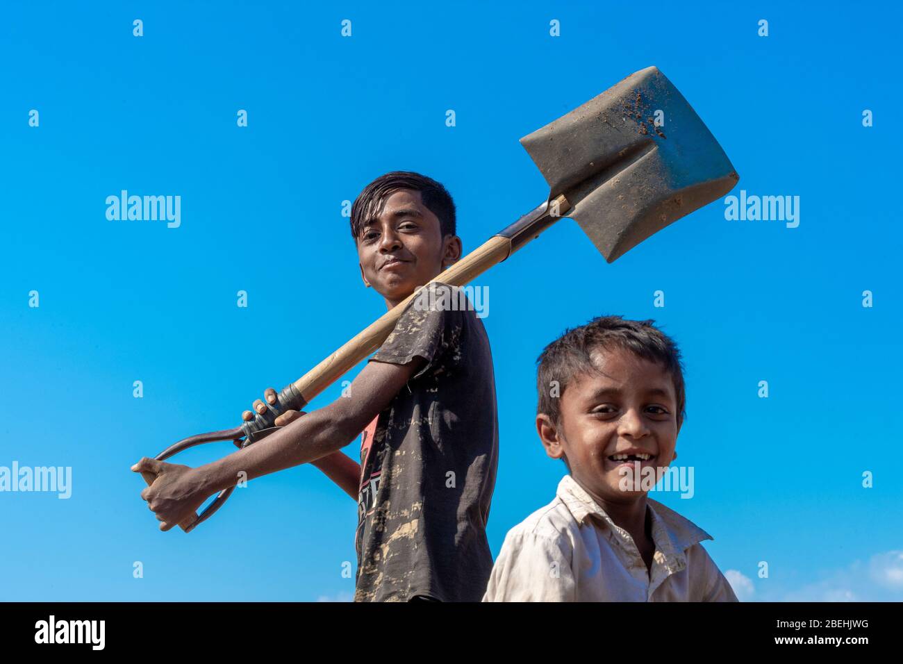 Kinder Kiesarbeiter in der Nähe des Goyain Flusses in Jaflong, an der Grenze zu Indien. Der Kies wird zu Beton gesiebt. Stockfoto