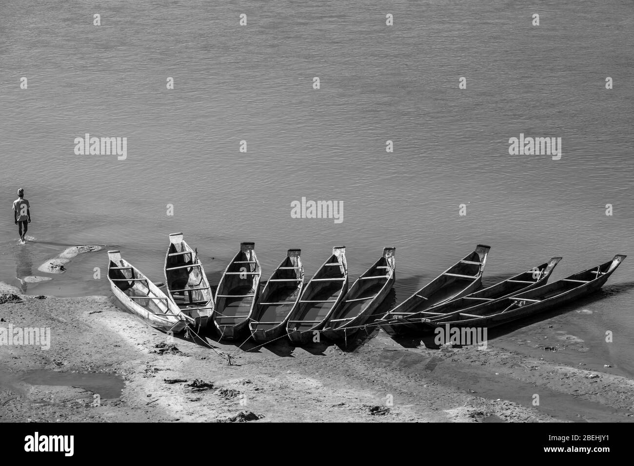 Arbeiter mit Booten zum Graben von Schotter aus dem Goyain River in Jaflong, an der Grenze zu Indien. Der Kies wird zu Beton gesiebt. Stockfoto