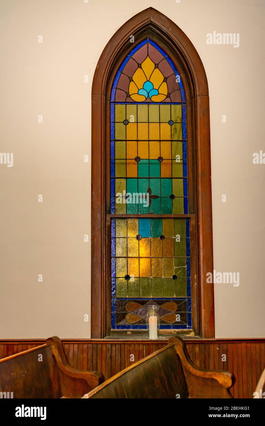 Buntglasfenster in einer ländlichen christlichen Kirche in Kentucky Stockfoto