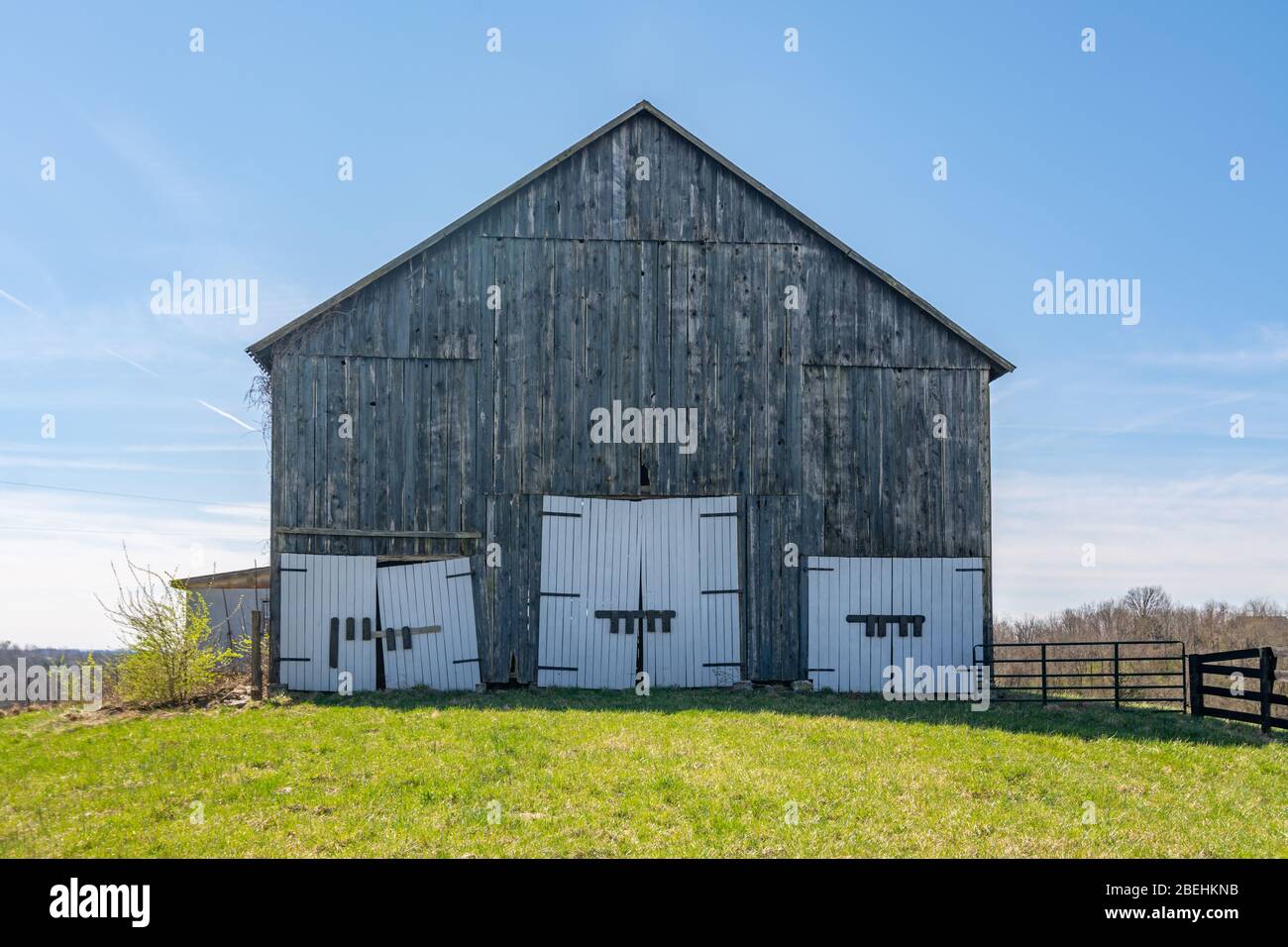 Alte Tabakscheune mit mehreren weißen Türen in Kentucky, USA Stockfoto