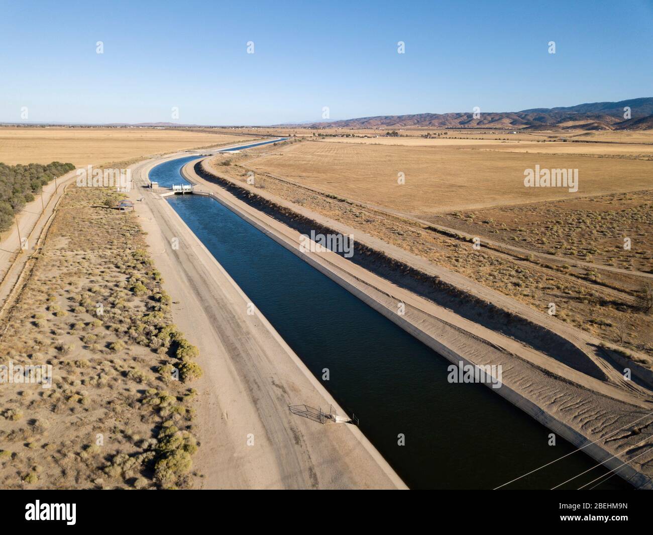 Luftaufnahmen über dem California Aqueduct im Antelope Valley von Kalifornien westlich von Lancaster Stockfoto