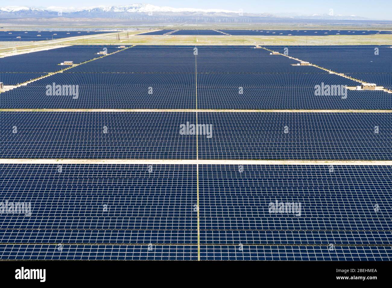 Luftaufnahme der Photovoltaik (PV) grünen Solar Ranch im Antelope ...