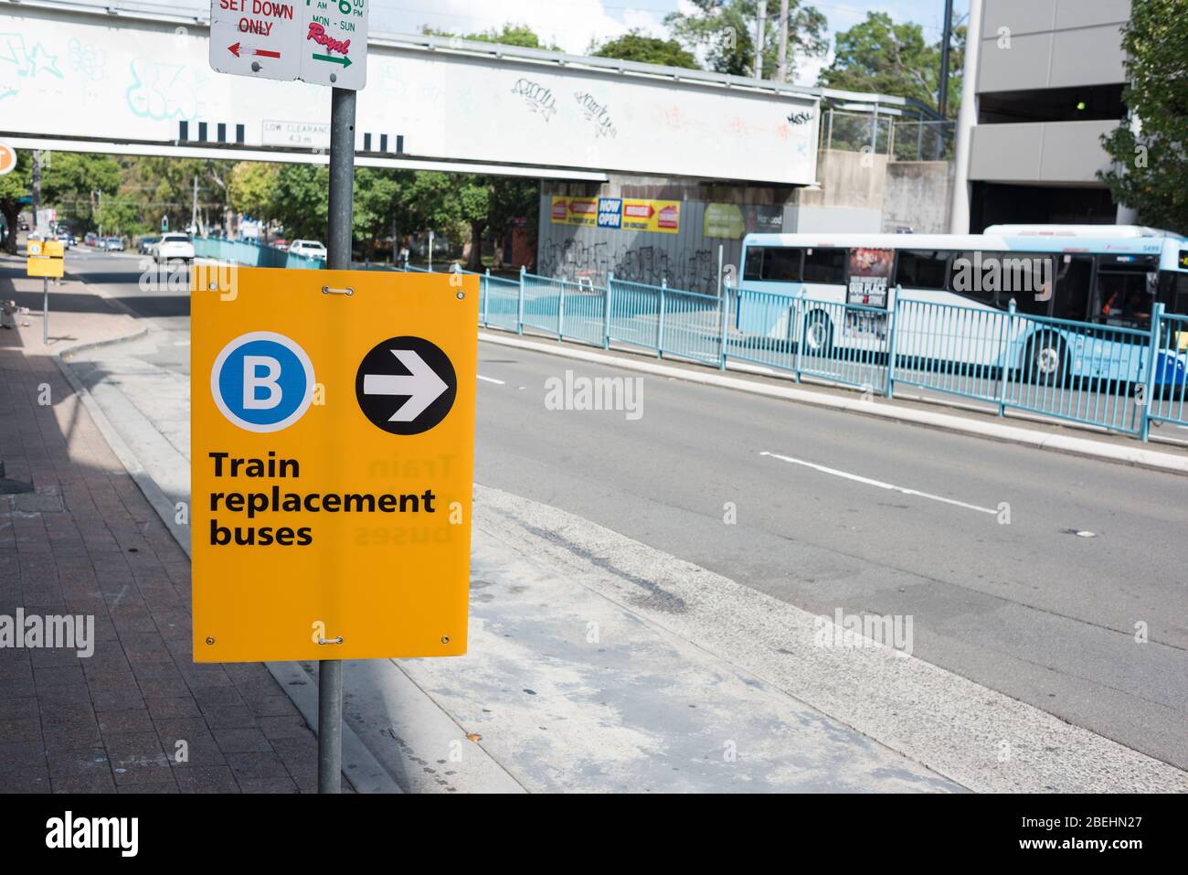 Sydney, Australien - 14. April 2019: Kennzeichen für Eisenbahnersatzbusse im Sutherland Shire in Sydney. Gleisarbeiten des Sydney Transport Network Stockfoto
