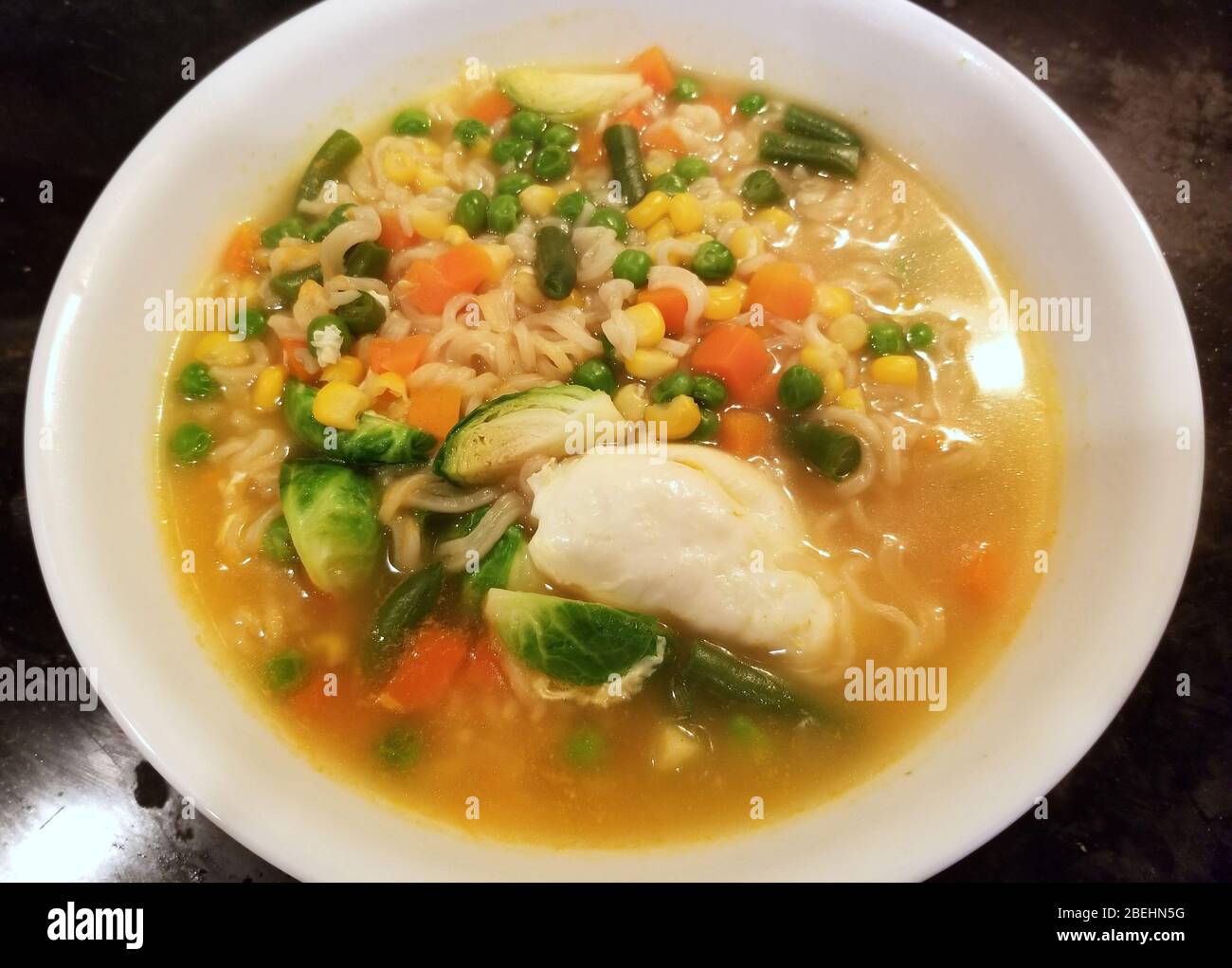 Würzige Nudel mit Eiern, gemischtem Gemüse und rosenkosch Stockfoto