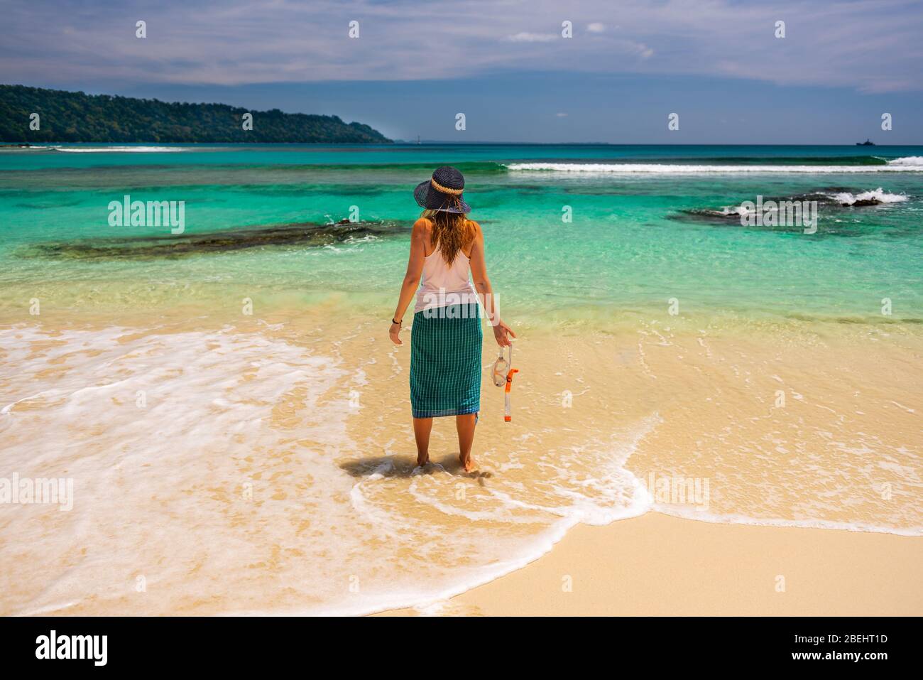 Touristen am Strand mit der Ausrüstung zum Schnorcheln nicht am Strand Nr. 7 auf Havelock Island, Stockfoto