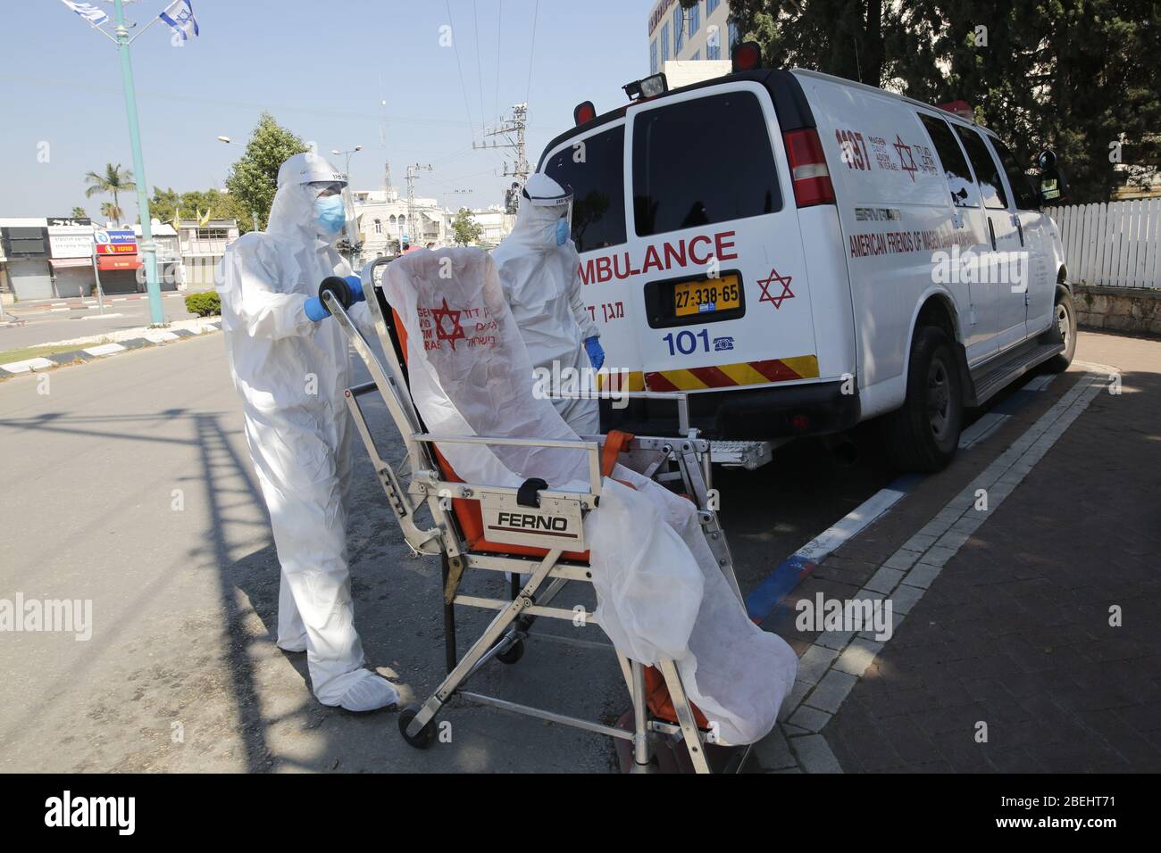 Ramla. April 2020. Medizinische Mitarbeiter, die Masken des israelischen Staates tragen David Adom arbeitet während der COVID-19-Pandemie in der zentralisraelischen Stadt Ramla am 13. April 2020. Die Zahl der COVID-19-Fälle ist in Israel auf 11,586 gestiegen, nachdem am Montag 441 neue Fälle hinzugefügt wurden, sagte das israelische Gesundheitsministerium. Kredit: Gil Cohen Magen/Xinhua/Alamy Live News Stockfoto