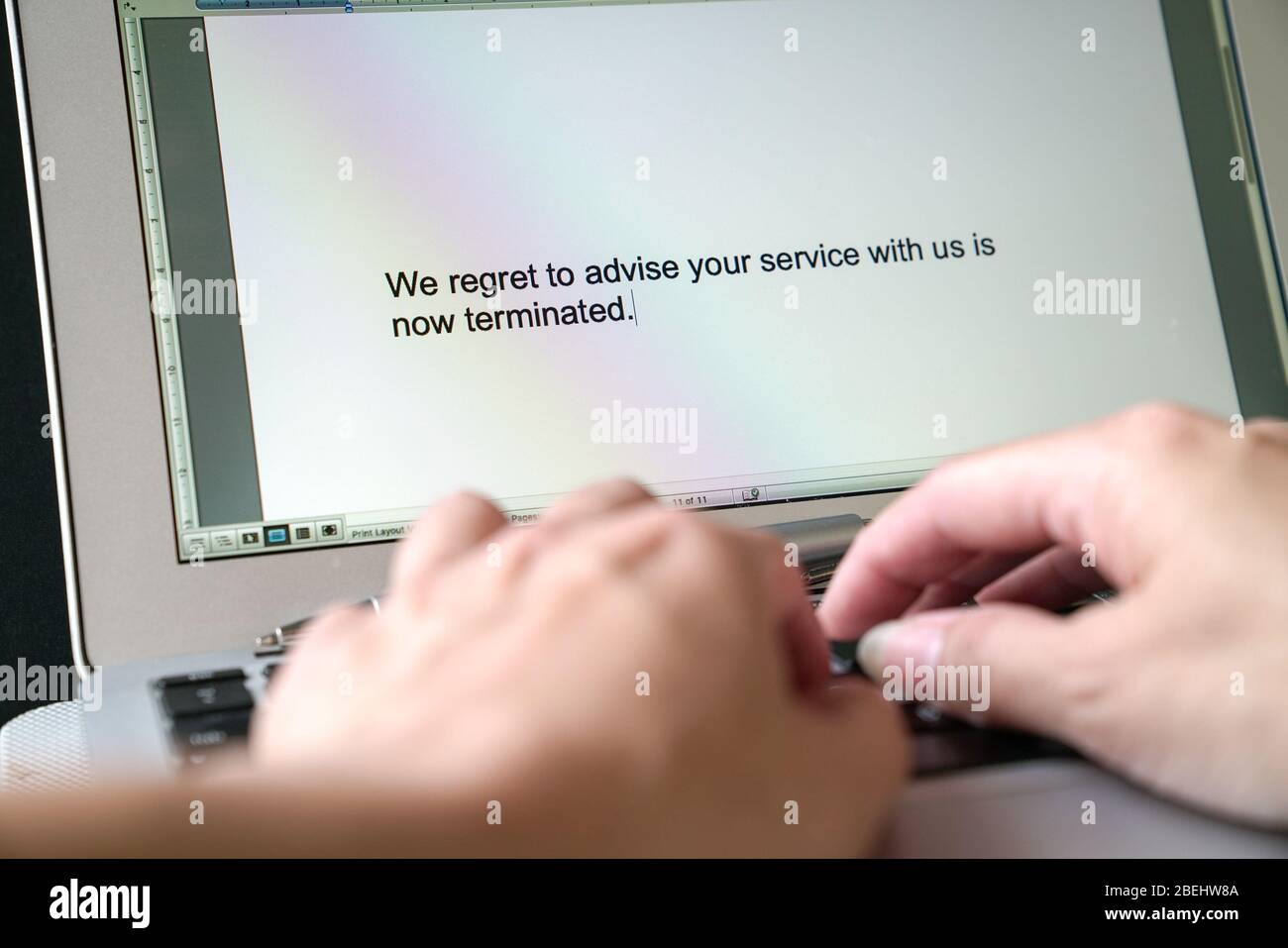 Hände der Frau schreiben Kündigung des Dienstes. Wörter werden auf dem Computerbildschirm angezeigt. Stockfoto