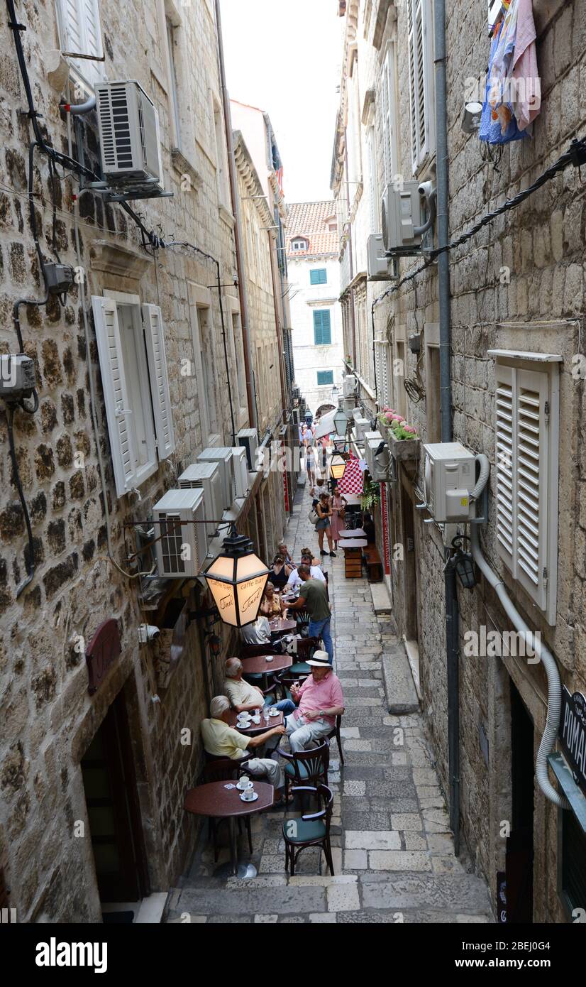 Cafés und Restaurants in den engen Gassen der Altstadt von Dubrovnik. Stockfoto