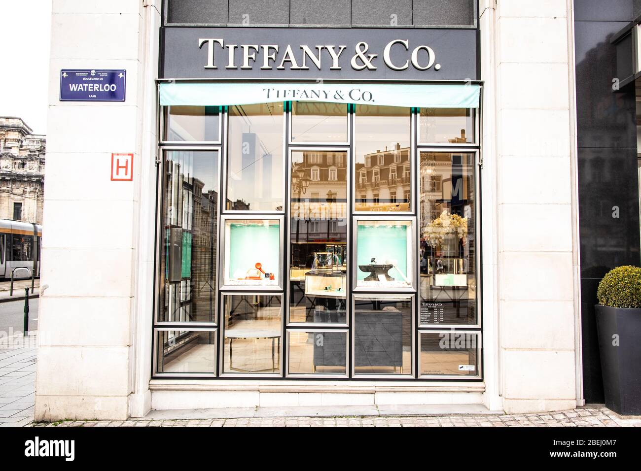 Brüssel, Belgien, Januar 2020: Tiffany Schmuckgeschäft, Schaufenstergeschäft, Ausstellung mit Diamantschmuck, Ringen, Halsketten, Ohrringen von Tiffany & Co. Stockfoto