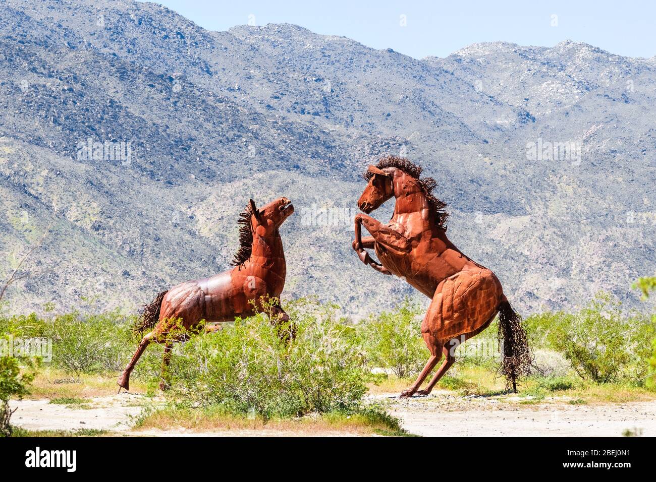 Mär 18, 2019 Borrego Springs / CA / USA - Outdometal Skulpturen von kämpfenden Wildpferden, in der Nähe des Anza-Borrego Desert State Park, Teil der Galleta Mead Stockfoto