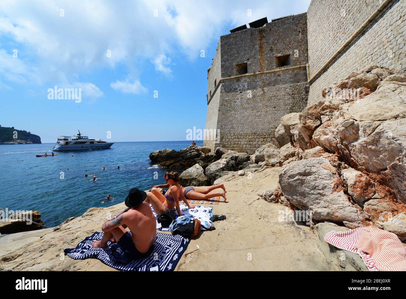 Touristen Sonnenbaden und Schwimmen durch Fort St. Ivana in Dubrovnik. Stockfoto