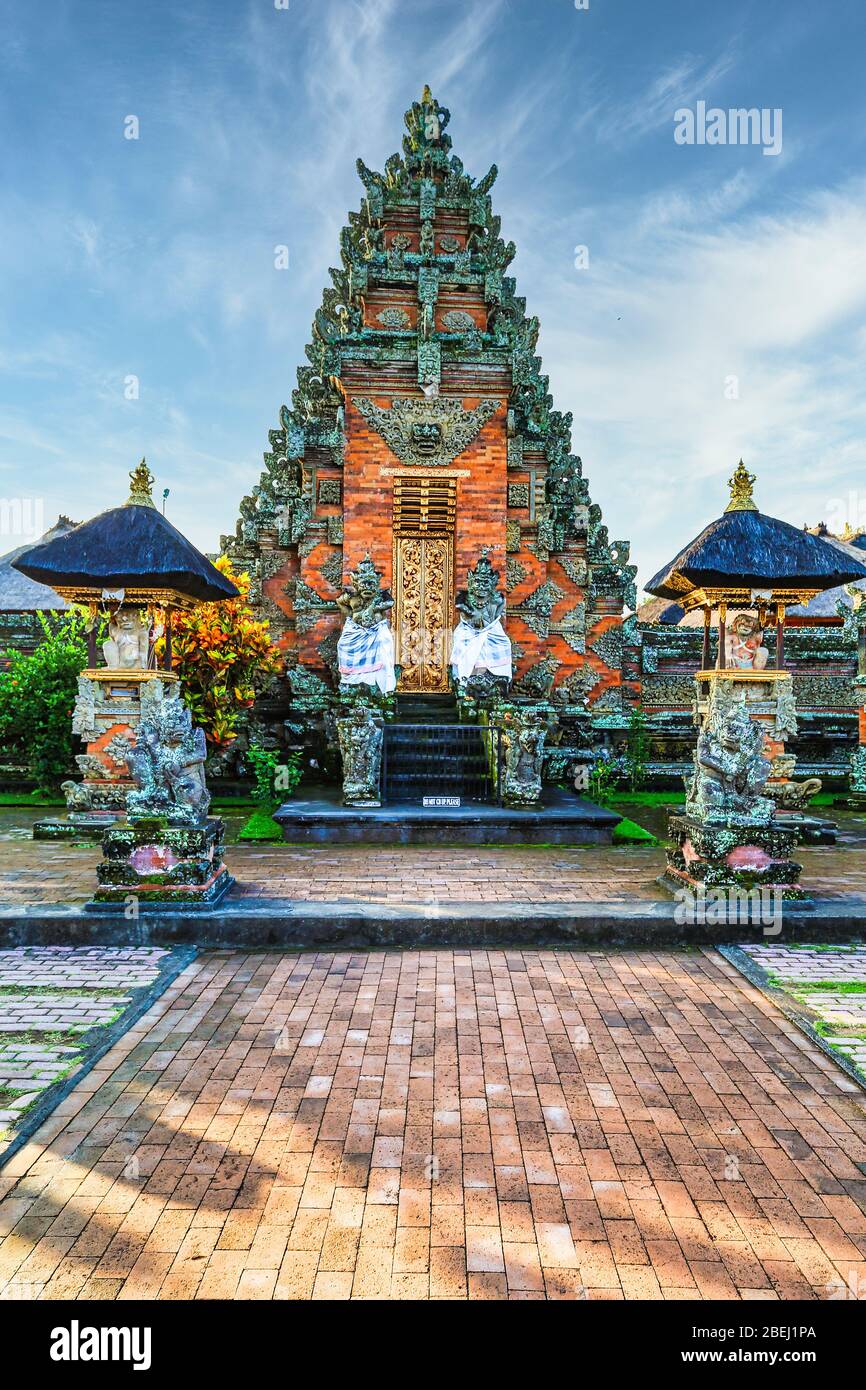 Gepflasterter Gehweg zum Hindu-Tempel in Bali Indonesien Stockfoto
