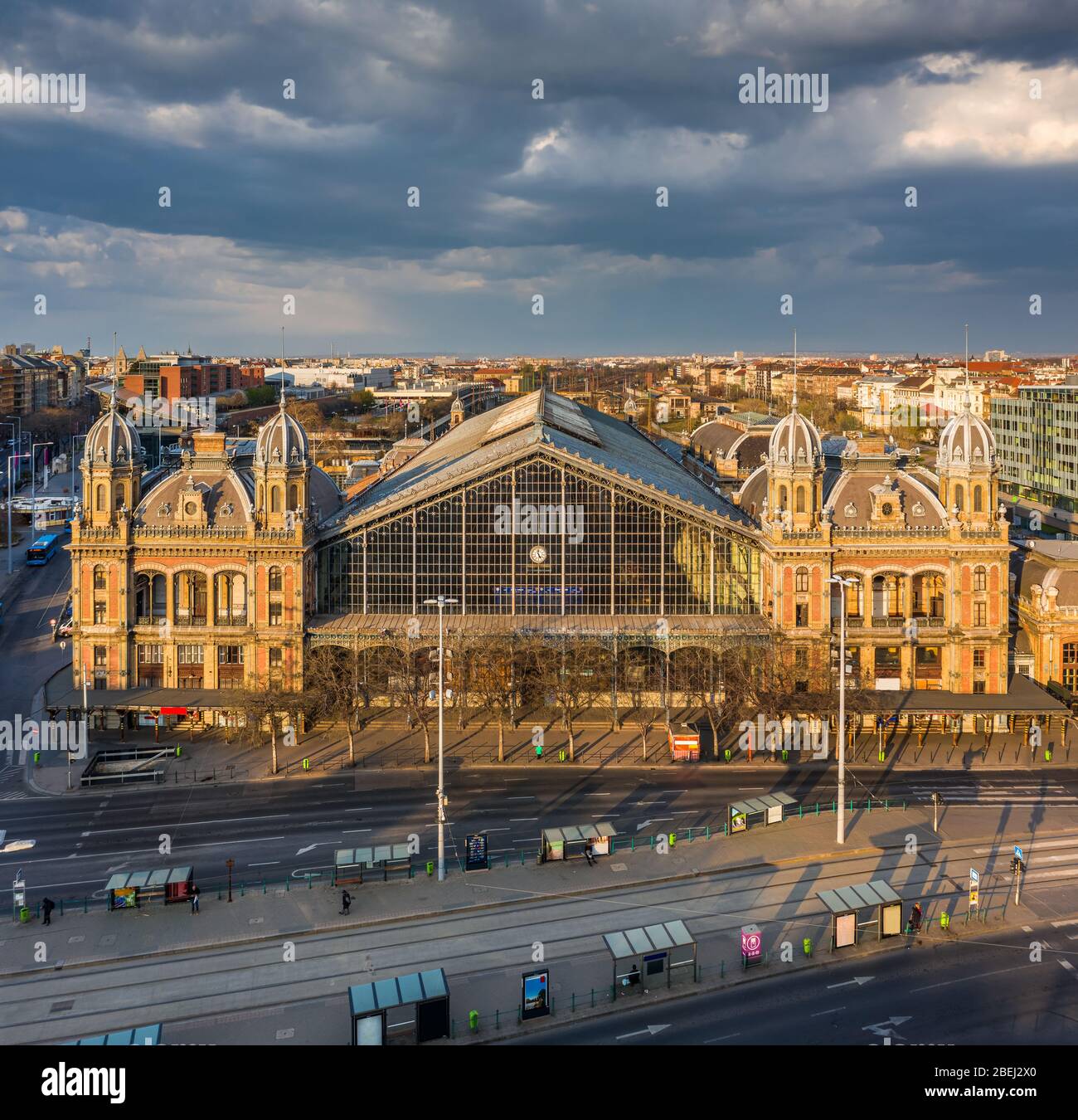 Budapest, Hungary - Luftaufnahme des Nyugati Bahnhofs bei warmem Sonnenlicht bei Sonnenuntergang. Die Straßen sind total leer wegen des Coronavirus 2020 c Stockfoto