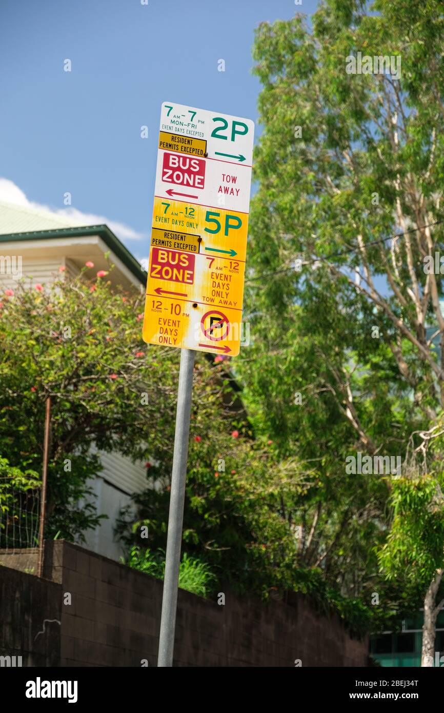 Viele Anweisungen zum Parken Ihres Autos auf diesem verwirrenden Schild auf der Straße in einem Vorort der Innenstadt von Brisbane, Australien Stockfoto